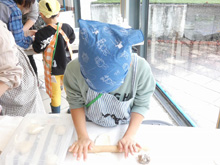 自然体験「生地をこねてパンを焼こう」