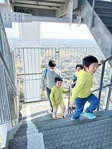 地上100メートルの階段のぼりに挑戦!