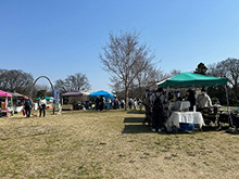 自然いっぱいの公園で遊ぼう!空と森のマルシェ
