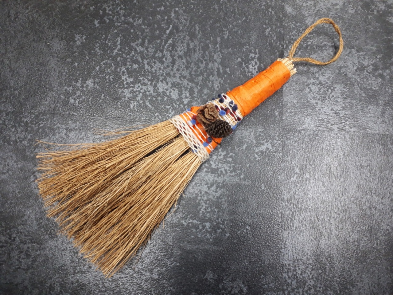 コキアで作るハロウィンのミニほうき作り